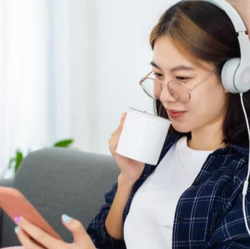 4 Ciri Kepribadian Perempuan yang Suka Membaca dan Mendengarkan Podcast
