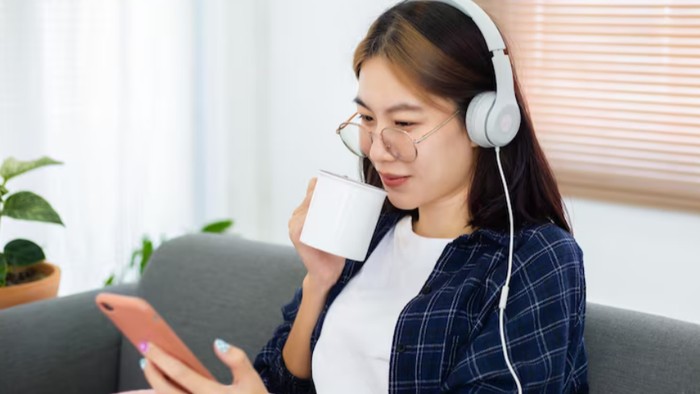 4 Ciri Kepribadian Perempuan yang Suka Membaca dan Mendengarkan Podcast