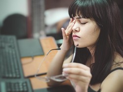 Bukan Sedang Diomongin Orang, Ternyata Ini Penyebab Kedutan Menurut Dokter Mata