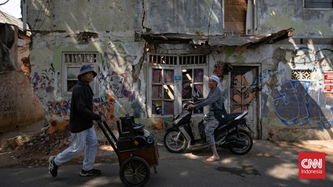 Gubernur DKI Jakarta Pramono Anung Wibowo menargetkan proyek pembangunan Akses Jalan Sejajar Rel di kawasan Pasar Minggu, Jaksel, rampung pada 2027.