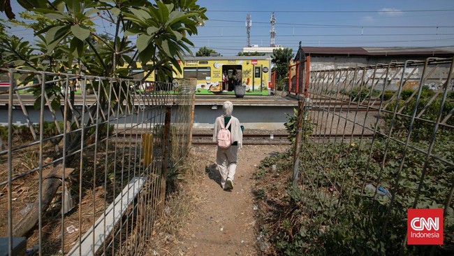Gubernur DKI Jakarta Pramono Anung Wibowo menargetkan proyek pembangunan Akses Jalan Sejajar Rel di kawasan Pasar Minggu, Jaksel, rampung pada 2027.