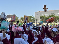 Ribuan Maba Angkat Boneka-Pembalut Dukung Perlindungan Perempuan-Anak