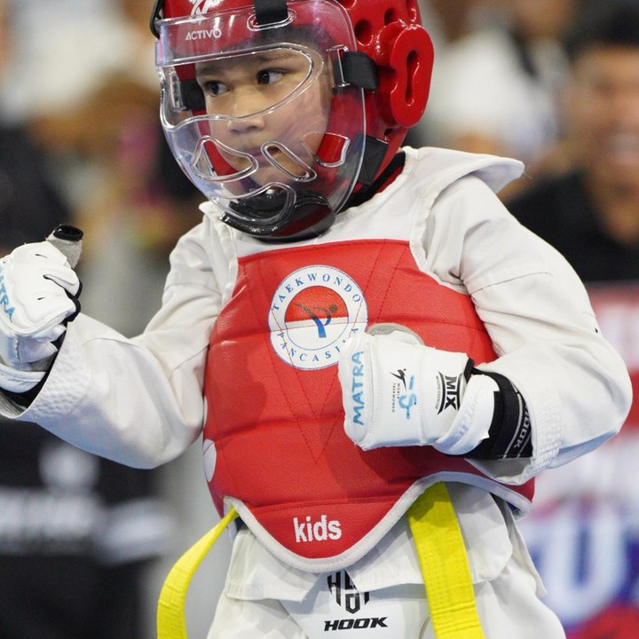 <p>Anak artis lain yang berhasil mendapat medali emas adalah Rayyanza Malik Ahmad. Anak pasangan Nagita Slavina dan Raffi Ahmad ini keluar sebagai juara setelah berhasil mengalahkan lawannya di kategori usia yang sama. "PEMIRSAAA AJJA MENANG!!!! seruu banget lohh!! Tadi Ajja keren kan pemirsaa???" demikian isi <em>caption</em> dari potret Rayyanza yang dibagikan di Instagram miliknya. (Foto: Instagram @raffinagita1717)</p>