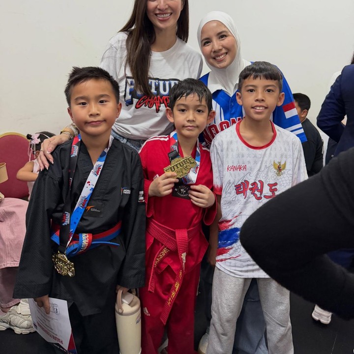 <p>Beberapa anak artis Tanah Air baru-baru ini mengikuti kejuaraan Taekwondo yang dibuat oleh artis Nia Ramadhani dan suaminya Ardi Bakrie. Mereka bertanding merebutkan medali emas di kategori anak-anak, Bunda. (Foto: Instagram @tya_ariestya)</p>