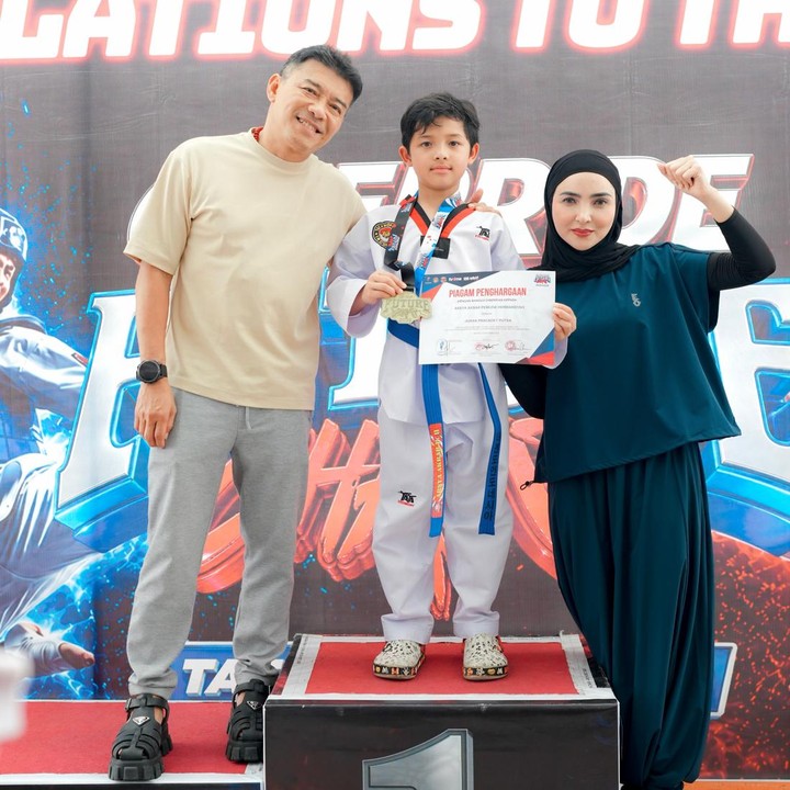 <p>Melalui unggahan di Instagram, Ashanty mengungkap rasa bahagianya karena bisa melihat sang putra juara Taekwondo karena usahanya sendiri, Bunda. "<em>Alhamdulillah... MasyaAllah tabarakallah</em>. Hati aku sangat bangga dan bahagia melihat kerja keras, kedisiplinan, dan dedikasimu. Selamat atas kemenangan Taekwondo-mu, Nak!" tulis Ashanty. (Foto: Instagram @ashanty_ash)</p>