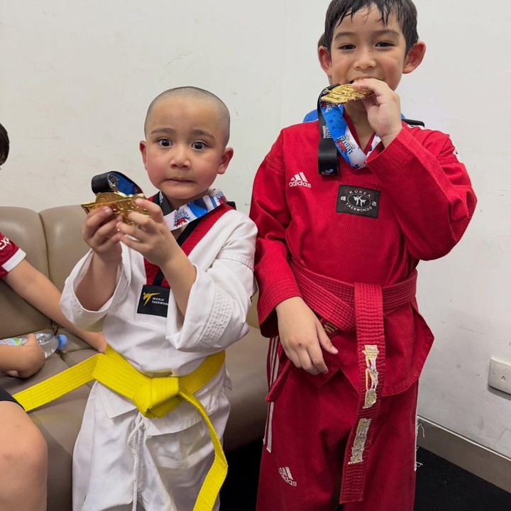 <p>Putra kedua Tya Ariestya, Muhammad Kalundra Ratinggang, juga turut serta mengikuti kejuaraan Taekwondo. Sama seperti kedua anak artis lainnya, anak Tya Ariestya ini juga berhasil keluar sebagai juara. Tya yang menemani sang putra bertanding turut membagikan potret kemenangan Kalundra dan anak sahabatnya Rayyanza di Instagram. "<em>Alhamdulillah</em> abang Kalundra &amp; Ajja dpt medali Emas di @oneprideimma Taekwondo Championship," tulis sang aktris. (Foto: Instagram @tya_ariestya)</p>
