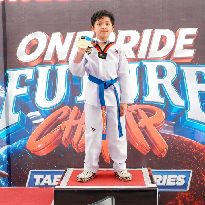 <p>Salah satu anak artis yang ikut kompetisi Taekwondo ini adalah anak bungsu pasangan Ashanty dan Anang Hermansyah, yakni Arsya Hermansyah. Bocah yang sebentar lagi berulang tahun ke-10 ini berhasil meraih medali emas atau keluar sebagai juara pertama. (Foto: Instagram @ashanty_ash)</p>
