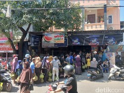 Warga Antre Berjam-jam demi Elpiji 3 Kg di Panakkukang Makassar