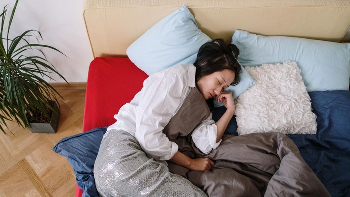 Menurut terapis tidur Jessica Fink, tidur siang sebenarnya hanya bermanfaat jika kamu merasa mengantuk, kondisi yang berbeda dari sekadar merasa lelah.