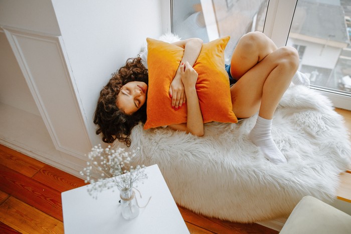 Menurut terapis tidur Jessica Fink, tidur siang sebenarnya hanya bermanfaat jika kamu merasa mengantuk, kondisi yang berbeda dari sekadar merasa lelah.