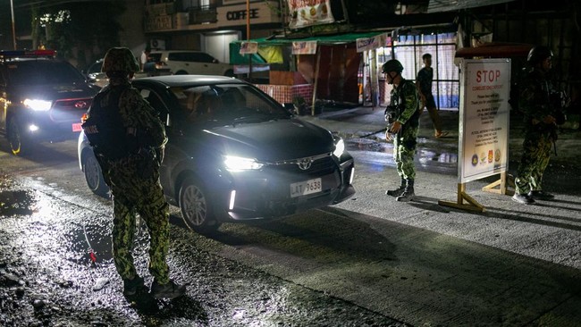 Police conduct security checks a day before the first parliamentary elections of the Bangsamoro Autonomous Region in Muslim Mindanao (BARMM), in Cotabato City, Philippines, September 13, 2026. REUTERS/Manman Dejeto