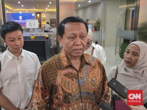 Kuasa hukum Erick, Irjen (Purn) Hapsoro Wahyu mengklaim kliennya selama ini pergi ke Singapura karena menjalani perawatan sakit kanker usus yang diderita.Ia memastikan seluruh proses pengobatan itu tercatat dan bisa dibuktikan dari rekam medis rumah