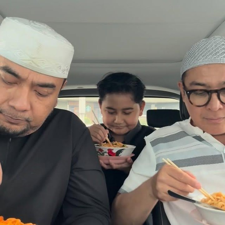 <p>Meski sederhana, konten tersebut justru berhasil mengundang perhatian netizen. &ldquo;Jadi pengen diundang,&rdquo; tulis akun <em>@backtod****. &ldquo;</em>Konten gini doang bisa pecahhhhh,&rdquo; tulis akun <em>@emve_****. </em>Pada kesempatan berbeda nampak Irgi Fahrezi ikut meramaikan konten mie ayam ini, Bunda. (Foto: Instagram @bebi_romeo)</p>
