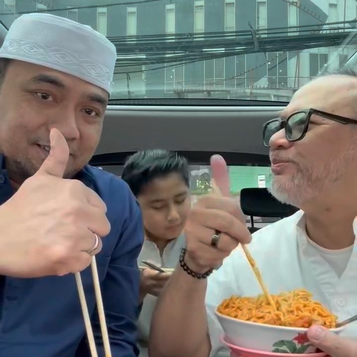 <p>Media sosial kini menjadi wadah bagi banyak orang, termasuk para artis Tanah Air, untuk membagikan berbagai konten menarik. Salah satunya datang dari musisi Bebi Romeo yang belakangan mencuri perhatian publik. Sebelumnya, ia hanya mengunggah keseruan makan mie ayam bersaa anaknya, yang rutin di posting setiap hari Jumar. Lalu, pada konten selanjutnya nampak Indra Brasco hadir ikut makan setelah menunaikan ibadah salat Jumat. (Foto: Instagram @bebi_romeo)</p>