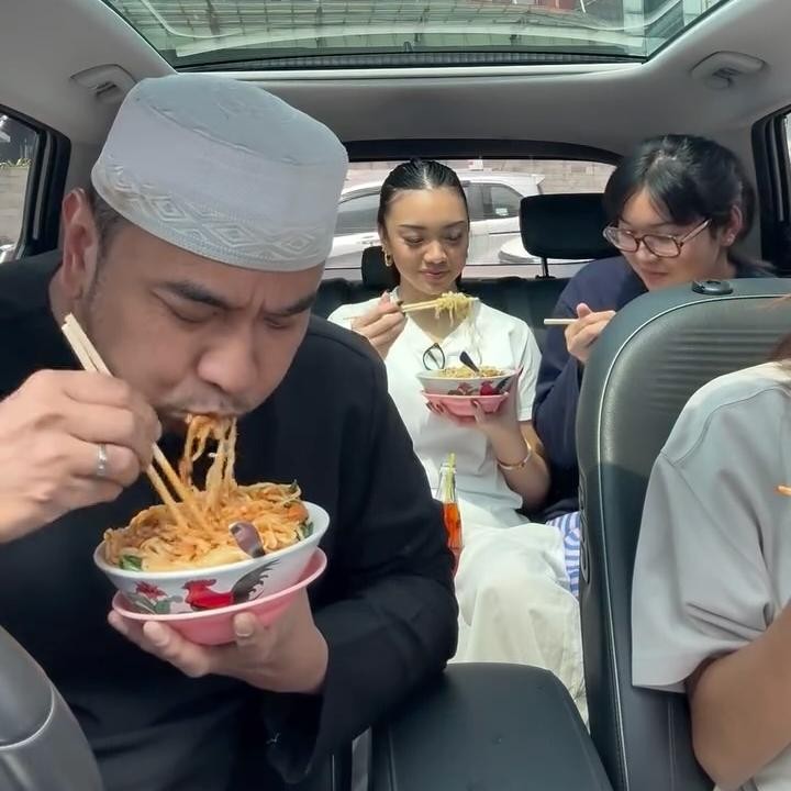 <p>Bebi diketahui kerap membuat konten mukbang mi ayam di dalam mobil. Bukan sekadar menyantap makanan, ia juga mengajak sejumlah artis ternama untuk menjadi teman makan dalam konten tersebut. Setiap Jumat siang, ia rutin mengunggah konten serupa. (Foto: Instagram @bebi_romeo)</p>