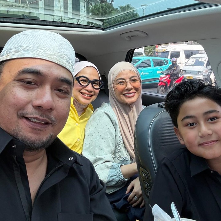 <p>Terbaru, Bebi mengajak Feni Rose, sang istri Meisya Siregar, dan putranya. Sebelumnya, ia juga pernah mengundang Afgan dan Naura Ayu untuk menikmati mi ayam bersama. Tak jarang, momen makan tersebut turut disiarkan melalui <em>live streaming</em> di TikTok.&nbsp;(Foto: Instagram @bebi_romeo)</p>