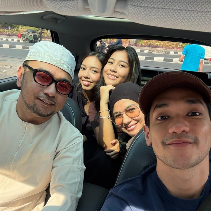 <p>Menariknya, nyaris tak ada percakapan dalam video yang tersebut. Bebi dan para bintang tamu hanya duduk menyantap mi ayam, tetapi sesekali saling melempar senyuman, Bunda. Seperti yang dilakukan bersama penyanyi Afgan dalam foto ini. (Foto: Instagram @bebi_romeo)</p>