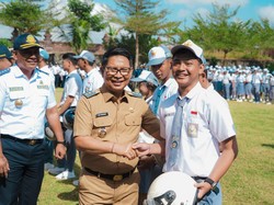Cegah Pelanggaran, Adi Arnawa Edukasi Lalu Lintas-Bagi Helm untuk Siswa
