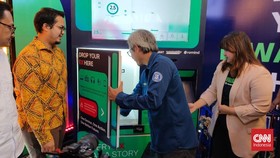 XLSmart meluncurkan ByeByeBox, mesin pengumpul e-waste.