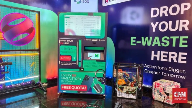 XLSmart meluncurkan ByeByeBox, mesin pengumpul e-waste.