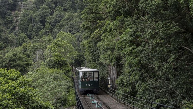 A Peak Tram car ascends towards Victoria Peak in Hong Kong, China, August 13, 2026. REUTERS/Tyrone Siu
