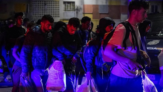 Police relocates hundreds of migrants to a new facility following the mass crossing of migrants at the border with Morocco in Ceuta, Spain, September 13, 2026. REUTERS/Ana Beltran