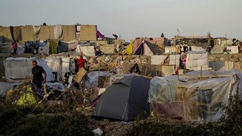 People stay at a settlement in Benitez Beach, created after the mass crossing of migrants from Morocco, in Ceuta, Spain, September 13, 2026. REUTERS/Ana Beltran