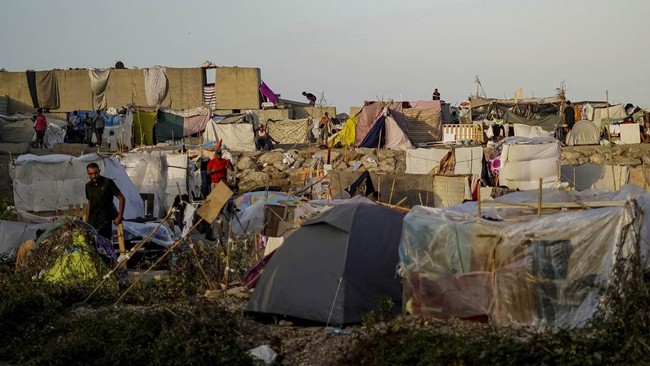 People stay at a settlement in Benitez Beach, created after the mass crossing of migrants from Morocco, in Ceuta, Spain, September 13, 2026. REUTERS/Ana Beltran