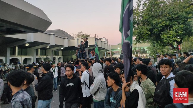 Berbagai kelompok mahasiswa dan buruh melakukan aksi unjuk rasa di kantor PT Pertamina Patra Niaga Regional IV Wilayah Sulawesi sebagai respon terhadap fenomena antrean BBM di SPBU Makassar dan sekitarnya di Jalan Garuda, Kecamatan Mariso, Senin (14/