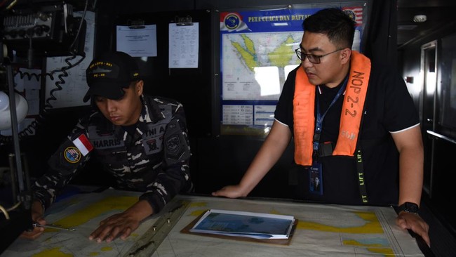 Prajurit TNI AL awak KRI Lepu-861 melakukan pencarian kapal cepat yang hilang kontak di Perairan Selat Sunda, Banten, Senin (14/9/2026).