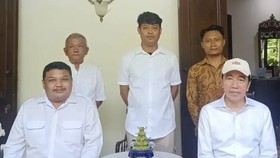 DPP PDI Perjuangan secara resmi memecat kader DPC PDIP Surabaya, Achmad Hidayat, dari keanggotaan partai. Pemecatan ini buntut Hidayat berkunjung ke kediaman Joko Widodo (Jokowi) serta menyuarakan usulan rehabilitasi status keanggotaan Presiden ke-7