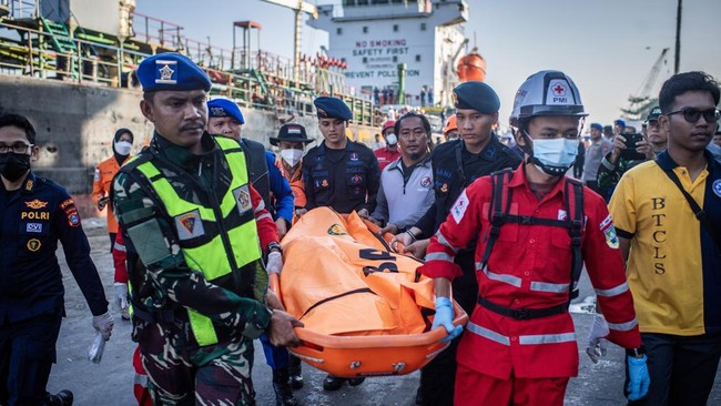 Tim SAR gabungan mengangkat kantong berisi jenazah korban kapal motor penumpang (KMP) Virgo Transport 8 yang tiba di Pelabuhan Tri Sakti, Banjarmasin, Kalimantan Selatan, Senin (14/9/2026). Tim SAR gabungan berhasil mengevakuasi sebanyak 15 penumpang