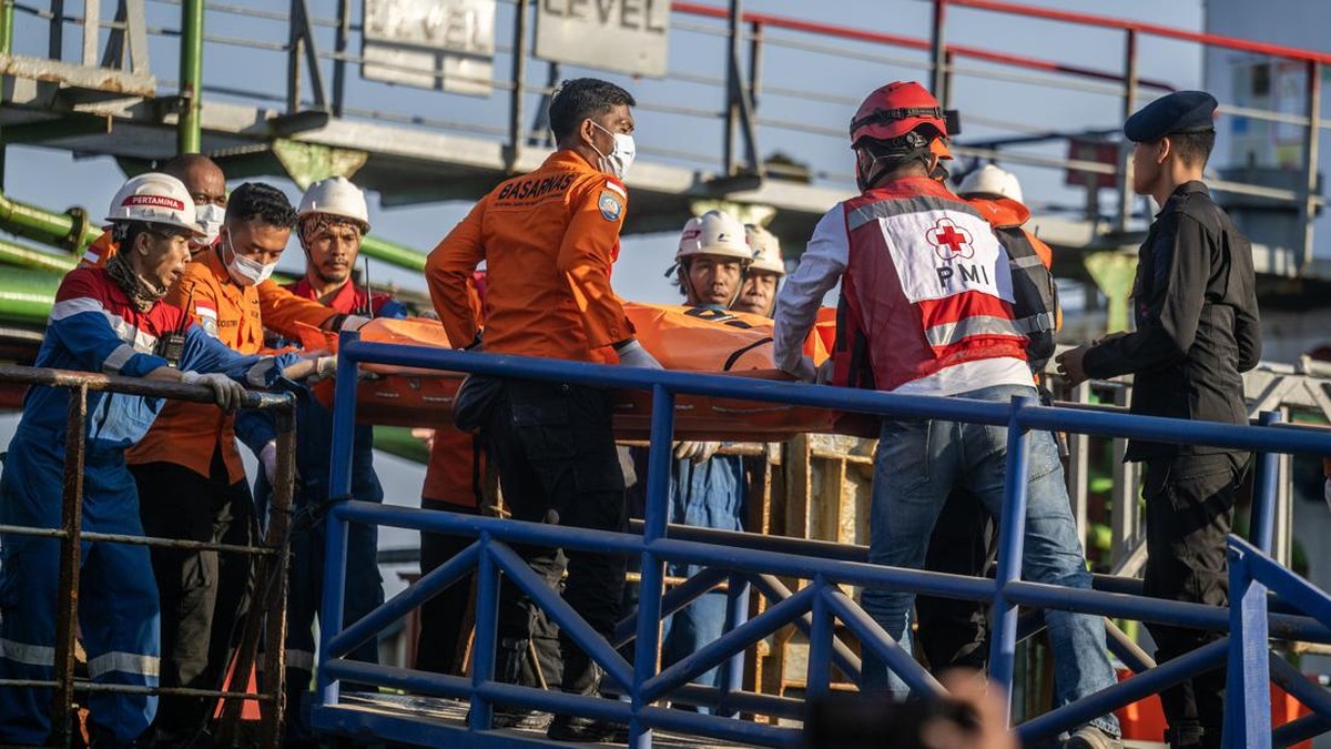 Tim SAR gabungan menurunkan kantong berisi jenazah korban kapal motor penumpang (KMP) Virgo Transport 8 dari kapal evakuasi yang tiba di Pelabuhan Tri Sakti, Banjarmasin, Kalimantan Selatan, Senin (14/9/2026). Tim SAR gabungan berhasil mengevakuasi s