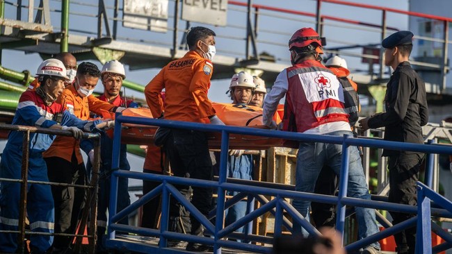 Tim SAR gabungan menurunkan kantong berisi jenazah korban kapal motor penumpang (KMP) Virgo Transport 8 dari kapal evakuasi yang tiba di Pelabuhan Tri Sakti, Banjarmasin, Kalimantan Selatan, Senin (14/9/2026). Tim SAR gabungan berhasil mengevakuasi s