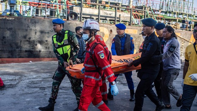 Tim SAR gabungan mengangkat kantong berisi jenazah korban kapal motor penumpang (KMP) Virgo Transport 8 yang tiba di Pelabuhan Tri Sakti, Banjarmasin, Kalimantan Selatan, Senin (14/9/2026). Tim SAR gabungan berhasil mengevakuasi sebanyak 15 penumpang