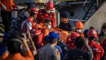 Tim SAR gabungan mengangkat kantong berisi jenazah korban kapal motor penumpang (KMP) Virgo Transport 8 yang tiba di Pelabuhan Tri Sakti, Banjarmasin, Kalimantan Selatan, Senin (14/9/2026). Tim SAR gabungan berhasil mengevakuasi sebanyak 15 penumpang