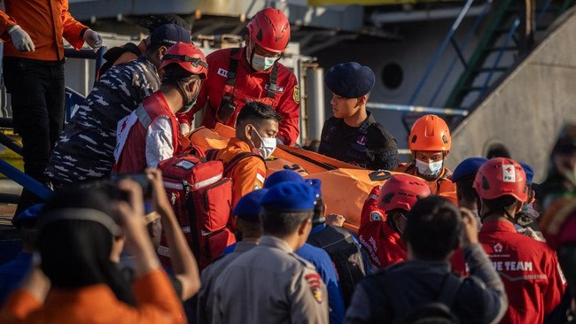 Tim SAR gabungan mengangkat kantong berisi jenazah korban kapal motor penumpang (KMP) Virgo Transport 8 yang tiba di Pelabuhan Tri Sakti, Banjarmasin, Kalimantan Selatan, Senin (14/9/2026). Tim SAR gabungan berhasil mengevakuasi sebanyak 15 penumpang