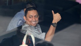 Mantan terpidana kasus korupsi di Kemenag, Fahd El Fouz alias Fahd A Rafiq diperiksa KPK. Fahd diperiksa sebagai saksi untuk tersangka Undang Sumantri.