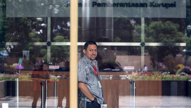 Mantan terpidana kasus korupsi di Kemenag, Fahd El Fouz alias Fahd A Rafiq diperiksa KPK. Fahd diperiksa sebagai saksi untuk tersangka Undang Sumantri.