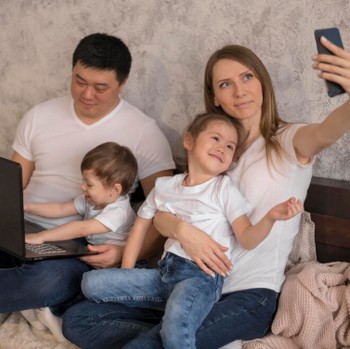 Fakta Penting yang Patut Dicermati Orang Tua Sebelum Membuat Akun Media Sosial Anak