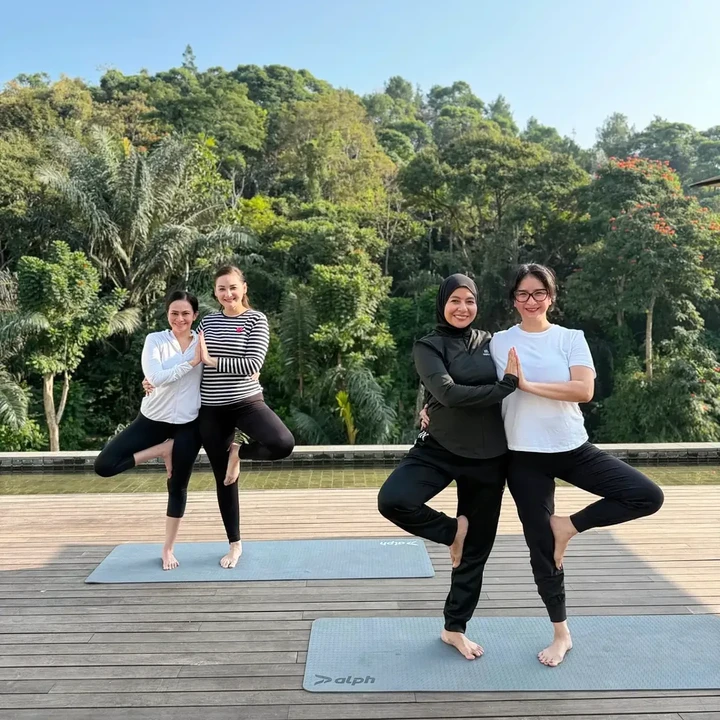 <p>Tak hanya jalan-jalan, ngopi, dan belanja, keempat sahabat ini juga meluangkan waktu untuk&nbsp;yoga bersama di pagi hari. &ldquo;Ikutan <em>sunrise yoga </em>di <em>@padmabandung</em> dengan pemandangan yang cakep banget,&rdquo; tulisnya.&nbsp;(Foto: Instagram @novitaangie)</p>