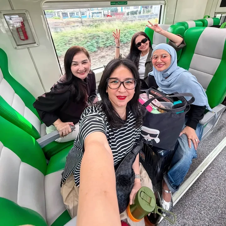 <p>Momen tersebut dibagikan langsung oleh Novita melalui beberapa foto yang diunggah di akun Instagram pribadinya. &ldquo;Akhirmya kejadian juga <em>Girls Trip</em> ini. Kita berlima <em>@momsweetmoms</em> ini sering banget liburan bareng<em> family trip</em> dan <em>couples trip</em> tapi baru sekarang kejadian kita <em>girls trip</em>,&rdquo; tulis Novita, dikutip dari laman Instagram <em>@novitaangie,</em> Senin (14/9/2026). (Foto: Instagram @novitaangie)</p>