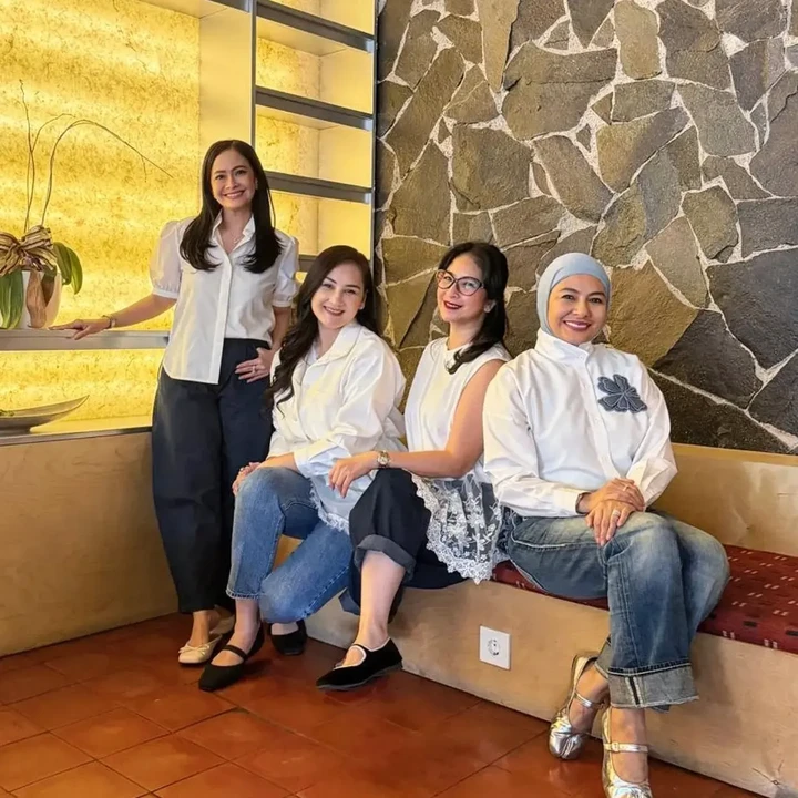 <p>Mona Ratuliu, Ersa Mayori, Meisya Siregar, dan Novita Angie belum lama ini menghabiskan waktu bersama dalam <em>girls trip</em> ke Bandung. Keempatnya tampak menikmati momen liburan dengan berbagai kegiatan seru, Bunda. (Foto: Instagram @novitaangie)</p>