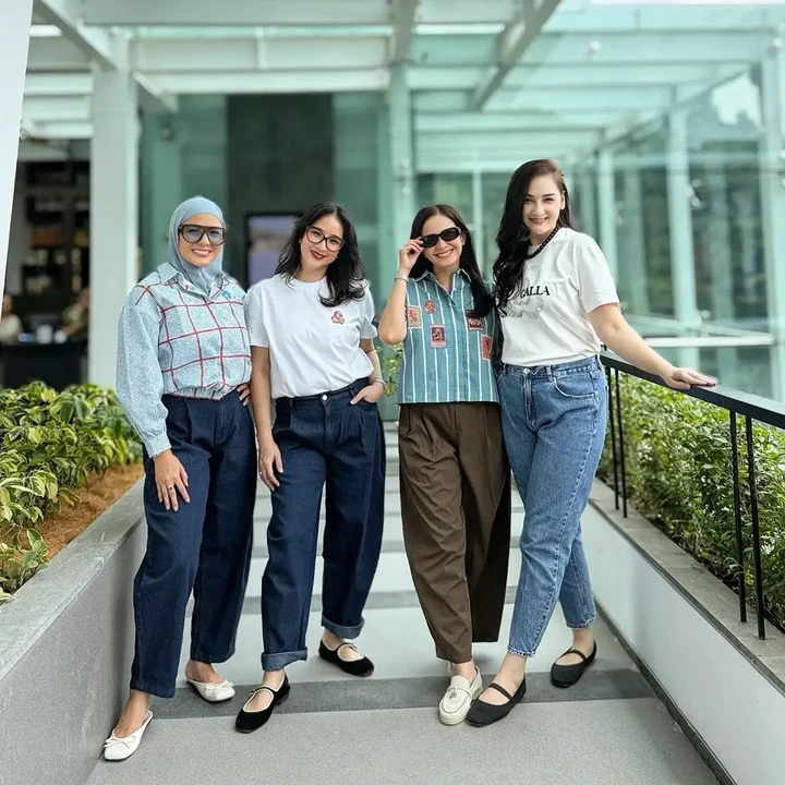 <p>Di balik keseruan tersebut, Riafinola Be3 ternyata juga dijadwalkan ikut dalam perjalanan ini, Bunda. Namun, kondisi kesehatannya membuat sang artis harus membatalkan keberangkatan. &ldquo;Sayangnya H-1 jelang trip <em>@riafinola</em> sakit jadi batal ikut. Berarti akan ada agenda part 2 pergi girls trip sama Nola,&rdquo; tutur Novita.&nbsp;(Foto: Instagram @novitaangie)</p>