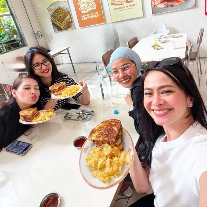 <p>Dalam unggahan tersebut, para Bunda seleb ini terlihat berangkat menggunakan kereta pagi dari Jakarta. Setibanya di Bandung, mereka langsung mengunjungi sebuah kafe kekinian. &ldquo;Berangkat jam 8 naik kereta pagi ke Bandung. Langsung <em>brunch </em>di <em>@bmb_canteen,</em>&rdquo; ungkap Novita.&nbsp;(Foto: Instagram @novitaangie)</p>