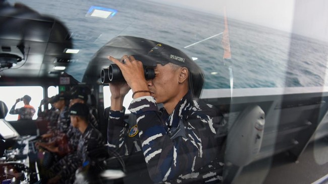 Prajurit TNI AL awak KRI Lepu-861 melakukan pencarian kapal cepat yang hilang kontak di Perairan Selat Sunda, Banten, Senin (14/9/2026).