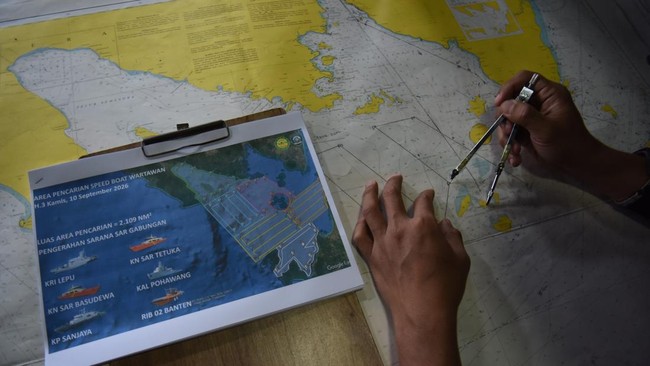 Prajurit TNI AL awak KRI Lepu-861 melakukan pencarian kapal cepat yang hilang kontak di Perairan Selat Sunda, Banten, Senin (14/9/2026).