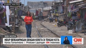 Hidup Berdampingan dengan Kereta di Tengah Kota