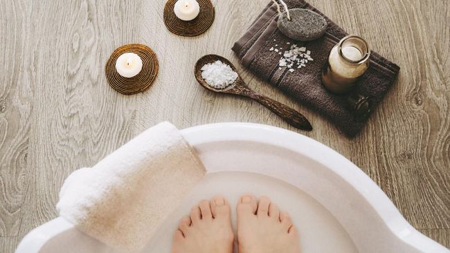 Manfaat Merendam Kaki di Air Garam, Benarkah Bisa Bikin Tubuh Lebih Relaks?