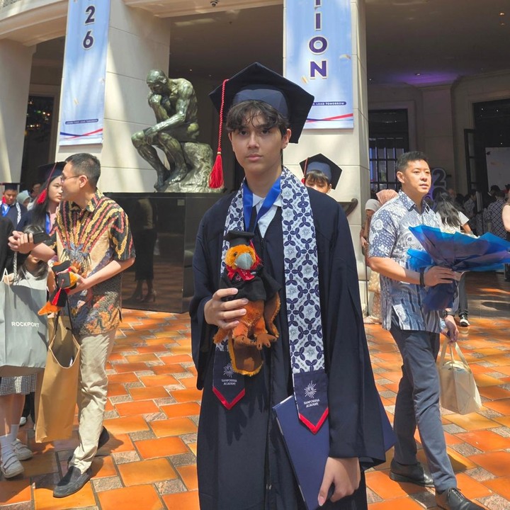 <p>Alric saat ini diketahui menempuh pendidikan di bangku SMA, Bunda. Pada Mei lalu, Alric telah lulus SMP. Melalui unggahan di Instagram, Wulan sempat membagikan momen kelulusan sang putra dari jenjang SMP. (Foto: Instagram @wulanguritno)</p>